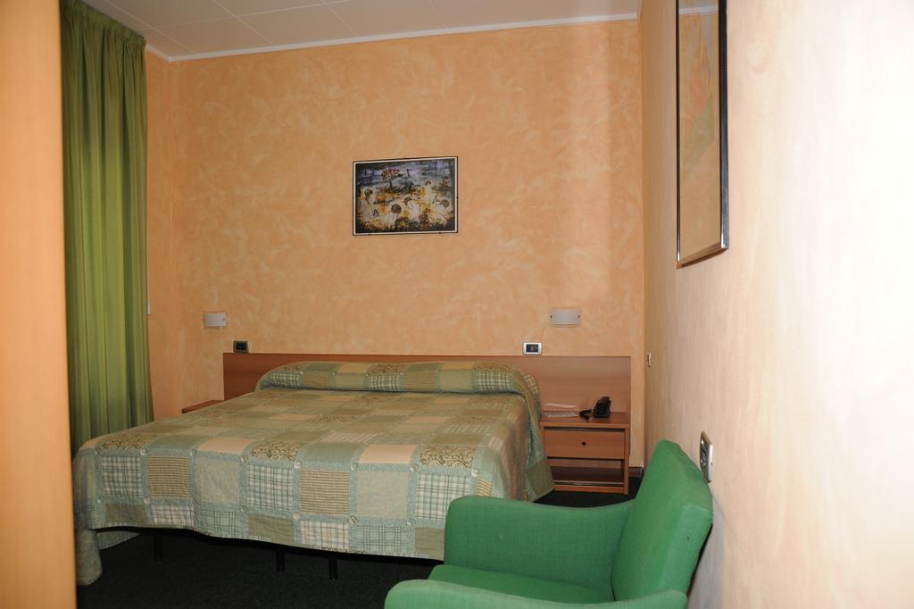 Hotel Valentini Inn Фолиньо Экстерьер фото